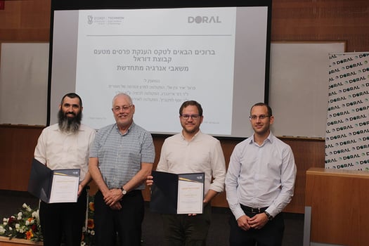 מימין לשמאל: רועי פורמן, דר יוסף לפקוביץ׳, נשיא הטכניון פרופ׳ אורי סיון ודר דוד איזנברג קרדיט: יואב בכר, דוברות הטכניון 